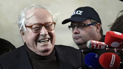 Jean-Marie Le Pen répond aux journalistes au palais de justice de Versailles (Yvelines), le 11 décembre 2017. (PHILIPPE LOPEZ / AFP)