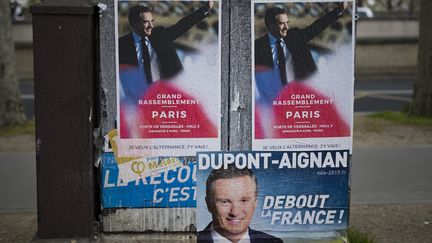 Les affiches de campagne de Nicolas&nbsp;Dupont-Aignan et de François Fillon. (MAXPPP)