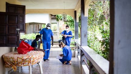 Lors de la crise sanitaire, les équipes mobiles du dispensaire de Maripasoula en Guyane se déplacent auprès des patients positifs au coronavirus pour les prévenir et suivre ensuite l'évolution de la maladie. (THIBAUD VAERMAN / HANS LUCAS)