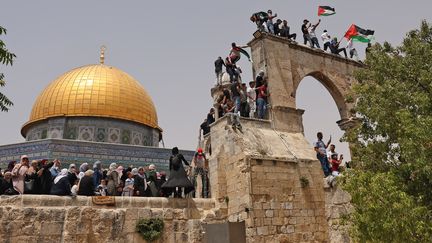 Des Palestiniens musulmans se réunissent sur l'esplanade de la mosquée al-Aqsa à Jerusalem-Est (Israël), vendredi 21 mai 2021. (AHMAD GHARABLI / AFP)