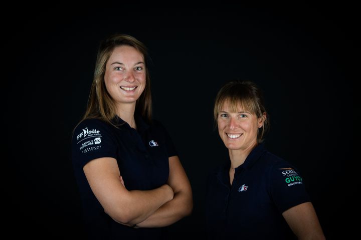 Aloise Retornaz (à gauche) et&nbsp;Camille Lecointre, un duo en 470 à même de monter sur le podium olympique à Tokyo. (MARTIN BUREAU / AFP)