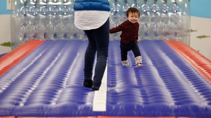 les parents ont demandé aux écoles maternelles de continuer d’appliquer les restrictions. Nombre d’enfants ne sortent plus jamais dehors.  (REUTERS/Toru Hanai)