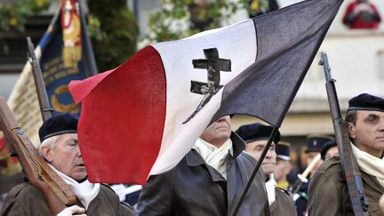 Lors d'une reconstitution historique du défilé des maquisards du 11 novembre 1943, à Oyonnax en 2013. (JEAN-PIERRE BALFIN / MAXPPP)