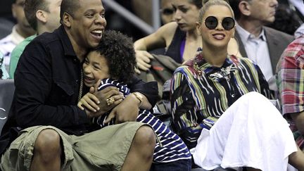 Quand elle n'est pas avec sa petite Ivy Blue, Beyonc&eacute; (D) se coltine le neveu (C) de son mari... C'est quand m&ecirc;me pas de bol. (JULIO CORTEZ / AP / SIPA)