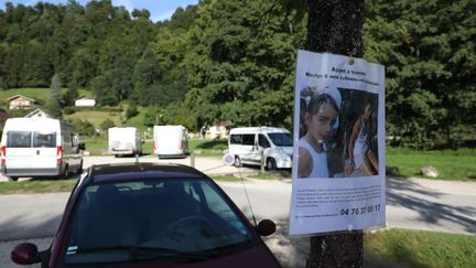 Une affichette pour retrouver Maelys autour du lac d'Aiguebelette, en Savoie.&nbsp; (MAXPPP)