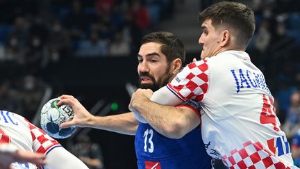 Nikola Karabatic face à la Croatie lors de l'Euro 2022 de hand, le 13 janvier 2022. (ATTILA KISBENEDEK / AFP)