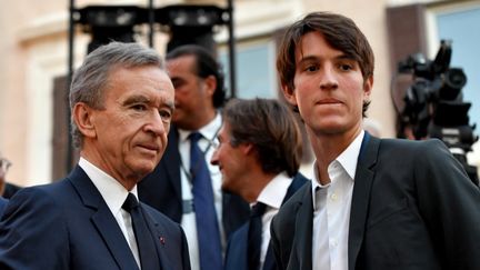 Bernard Arnault, le PDG du groupe LVMH, et son fils Alexandre, le 7 juillet 2016, à Rome. (TIZIANA FABI / AFP)