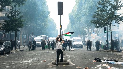 Un manifestant brandit un drapeau palestinien, lors de la manifestation interdite du 19 juillet 2014, dans le quartier Barb&egrave;s de Paris. (CITIZENSIDE / PHILIPPE MALO / AFP)