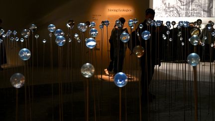 Des visiteurs regardent l'installation "Moving Ecologies" dans le pavillon du Chili lors de la 18e Biennale internationale d'architecture à Venise le 18 mai 2023 (VINCENZO PINTO / AFP)