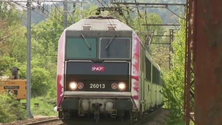 La ligne ferroviaire Paris-Limoges-Toulouse concentre de nombreux problèmes, en raison de la vétusté de ses infrastructures. Un train-usine, avec 65 ouvriers qui travaillent uniquement à la nuit tombée, a pour objectif de moderniser le réseau. (FRANCEINFO)