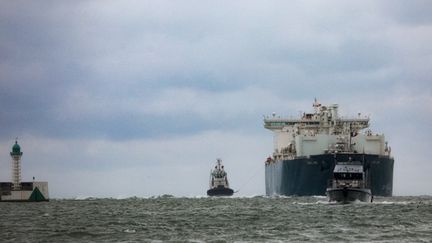 Le "Cape Ann", un navire qui transporte du gaz naturel liquéfié, arrive au terminal méthanier du Havre (Seine-Maritime), le 18 octobre 2023. (LOU BENOIST / AFP)