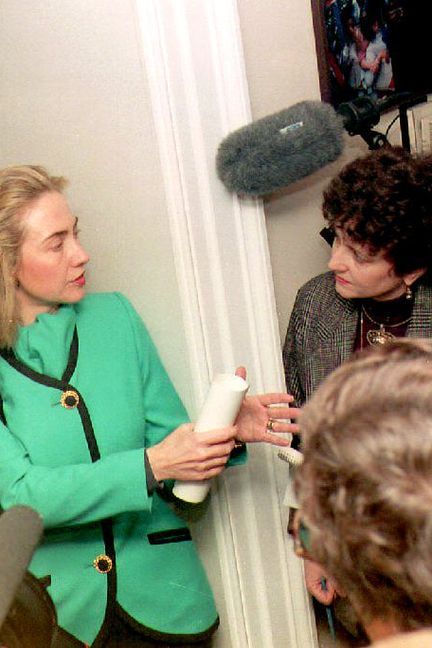 La Première dame des Etats-Unis, Hillary Clinton, discute avec des journalistes dans l'aile est de la Maison Blanche, à Washington D.C., le 16 mars 1993 (PAUL J. RICHARDS / AFP)