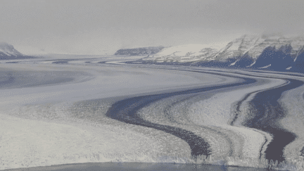 Terre vierge objet de toutes les convoitises, l’Arctique est au cœur d’une lutte pour ses ressources naturelles, mais aussi son emplacement. C’est dans cette région que les Russes ont leurs bases les plus rapprochées des États-Unis. (franceinfo)