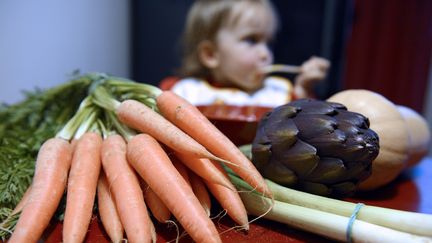 Un enfant savoure une soupe de l&eacute;gumes, le 24 janvier 2013 &agrave; Lyon (Rh&ocirc;ne).&nbsp; (PHILIPPE DESMAZES / AFP)