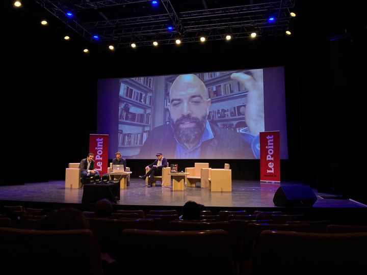 L'écrivain et journaliste italien Roberto Saviano en visio-conférence pour une rencontre au Festival de la bande dessinée d'Angoulême, le 18 mars 2022 (Laurence Houot / FRANCEINFO CULTURE)