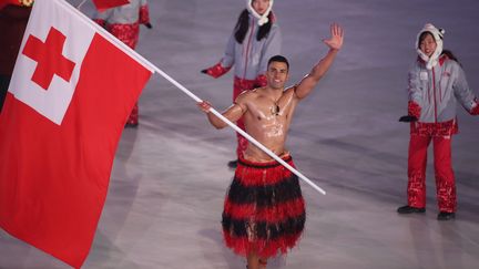 Pita Taufatofua, le porte-drapeau du Tonga, n'avait pas froid aux yeux, ni froid tout court lors de la cérémonie d'ouverture vendredi 9 février. (TIM CLAYTON - CORBIS / CORBIS SPORT)