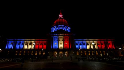 Aux Etats-Unis, c'est la mairie de San Francisco, en Californie, qui a revêtu les couleurs du drapeau tricolore, vendredi 13 novembre. (STEPHEN LAM / REUTERS)