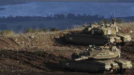 Chars israéliens sur les hauteurs du Golan, au-dessus d'un village syrien (12-1-2012). (Reuters - Avihu Shapira)