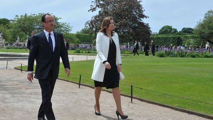 Le couple pr&eacute;sidentiel traverse le jardin des Tuileries avant de prononcer un discours devant la statue de Jules Ferry. (CHRISTOPHE GUIBBAUD / AFP)