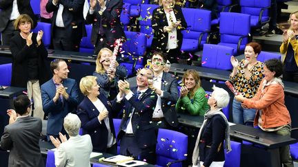 Des députés allemands célèbrent le vote sur le mariage pour tous au Bundestag, à Berlin (Allemagne), vendredi 30 juin 2017.&nbsp; (TOBIAS SCHWARZ / AFP)