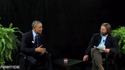 Capture d'&eacute;cran de l'&eacute;mission "Between Two Ferns", pr&eacute;sent&eacute;e par l'acteur Zach Galifianakis, avec pour invit&eacute;, Barack Obama, mardi 11 mars 2014.&nbsp; (FUNNYORDIE.COM )