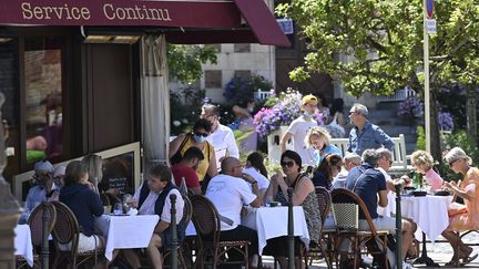 Des clients attablés à la terrasse d'un&nbsp;restaurant de Deauville (Calvados), le samedi 17 juillet 2021. (THOMAS BREGARDIS / MAXPPP)