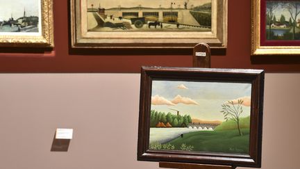 Le tableau offert anonymement (premier plan), exposé devant les trois autres oeuvres du Douanier Rousseau du musée d'Art Naïf de Laval, le 29 août 2017.
 (JEAN-FRANCOIS MONIER / AFP)