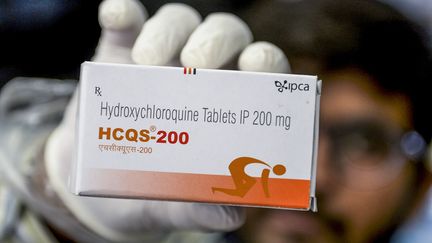 Une boite de comprimés d'hydroxychloroquine. Photo d'illustration. (NOAH SEELAM / AFP)