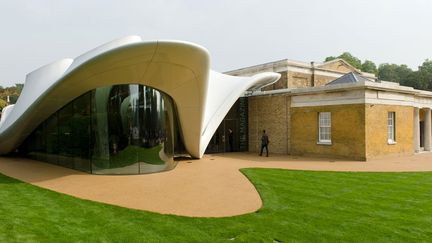 Le nouvel espace de la Serpentine Gallery à Londres, dessiné par l'architecte Zaha Hadid, ouvre ses portes le 28 septembre 2013
 (Leon Neal / AFP)