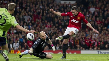 Robin van Persie marque son troisi&egrave;me but pour Manchester United, contre Aston Villa, le 22 avril 2013, au stade d'Old Trafford (Manchester, Royaume-Uni). (JON SUPER/ AP / SIPA)