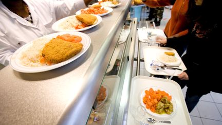 Un député recommande de "généraliser le don de repas préparés mais non servis aux associations de solidarité". (VOISIN / PHANIE / AFP)