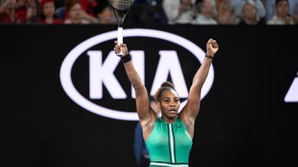 Serena Williams célèbre sa victoire face à Simona Halep en huitièmes de finale de l'Open d'Australie, le 21 janvier 2019 à Melbourne. (RECEP SAKAR / ANADOLU AGENCY)