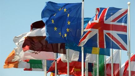 Les drapeaux des pays européens devant le Parlement de l'UE, à Bruxelles. (AFP PHOTO/GERARD CERLES)