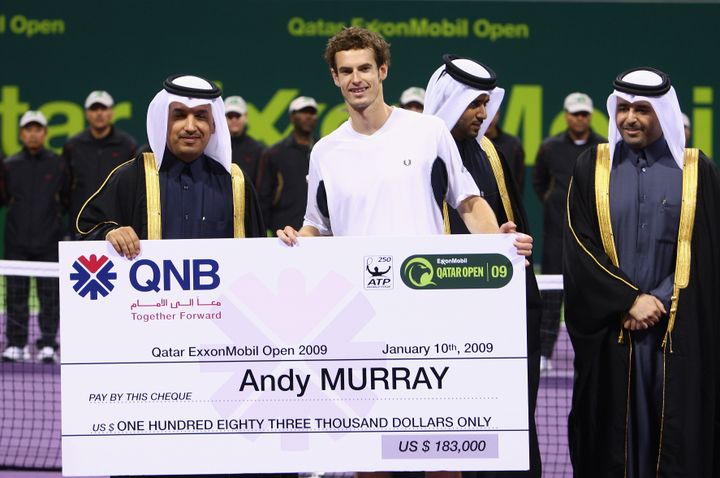 Andy Murray, n&deg;4 mondial, re&ccedil;oit un ch&egrave;que de 183 000 dollars (142 000 euros) apr&egrave;s sa victoire au tournoi de Doha, au Qatar, le 10 janvier 2009.&nbsp; (JULIAN FINNEY / GETTY IMAGES)