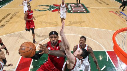 LeBron Jame (GARY DINEEN / NBAE / GETTY IMAGES)