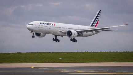 Un boeing 777 de la compagnie Air France à l'aéroport de Paris-Charles-de-Gaulle, à Roissy le 11 avril 2021 (CHRISTOPHE PETIT TESSON / EPA / MAXPPP)