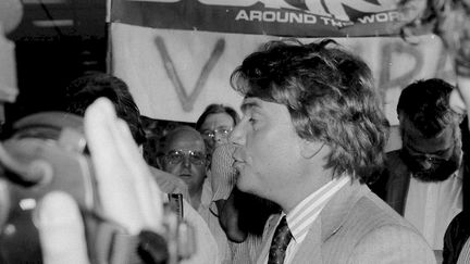 L'homme d'affaires Bernard Tapie arrive à l'usine Donnay de Couvin (Belgique), le 31 août 1988. (BERNARD THEIS / COLLECTION PRIVEE)