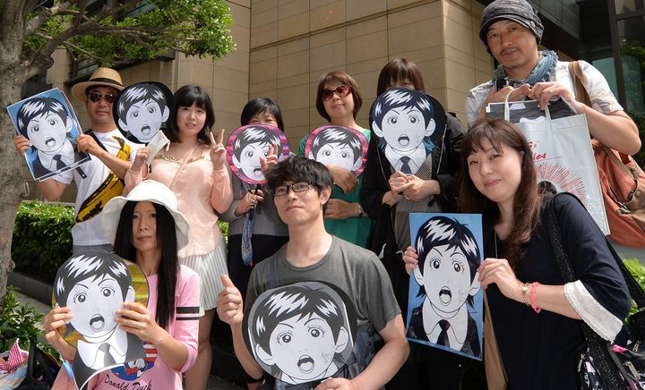 Déception de fans japonais de l'ex-Beatle, postés devant son hôtel à Tokyo, ce 20 mai 2014, après l'annonce de l'annulation de tous ses concerts au Japon.
 (KAZUHIRO NOGI / AFP)