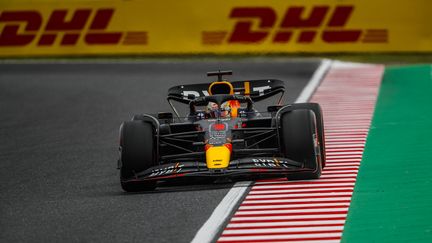 Max Verstappen sur la piste du circuit de Suzuka, lors des essais libres du Grand Prix du Japon, le 8 octobre 2022. (AFP)