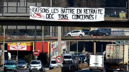 Une banderole appelant à la grève le jeudi 5 décembre 2019 sur un pont à Saint-Etienne (Haute-Loire), le 4 décembre 2019. (MAXPPP)