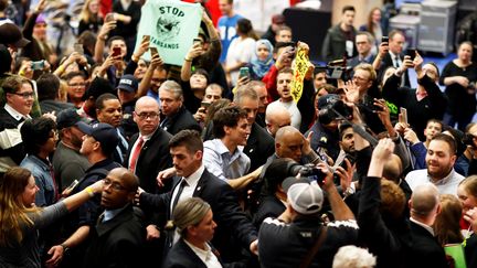 Des opposants à un projet d'oléoduc ont accueilli&nbsp;sous les sifflets Justin Trudeau à Vancouver (Canada), le 2 février 2018 (KEVIN LIGHT / REUTERS)