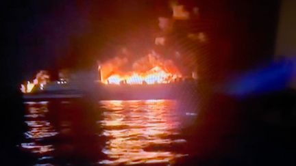 Le paquebot italien "Euroferry Olympia"&nbsp;en proie à un incendie&nbsp;en mer Ionienne, le 18 février 2022.&nbsp; (PROTO THEMA)