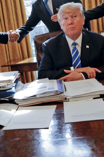 Donald Trump dans le bureau ovale, à la Maison Blanche, le 8 février 2017. (PABLO MARTINEZ MONSIVAIS / AP / SIPA)