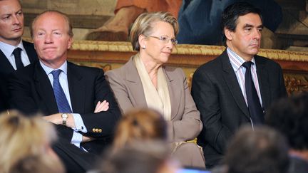 L'ex-ministre de l'Int&eacute;rieur Brice Hortefeux, l'ex-ministre des Affaires &eacute;trang&egrave;res Mich&egrave;le Alliot-Marie et le Premier ministre Fran&ccedil;ois Fillon, le 24 janvier 2011 &agrave; l'Elys&eacute;e. (ERIC FEFERBERG / AFP)