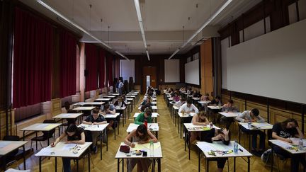 Des lycéens passent l'épreuve de philosophie au baccalauréat, le 15 juin 2017, au lycée Fustel-de-Coulanges à Strasbourg (Bas-Rhin). (FREDERICK FLORIN / AFP)