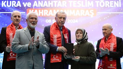 Le président turc Recep Tayyip Erdogan (au centre) lors d'une visite le 6 février 2024 dans la ville de Kahramanmaras, frappée par le séisme de février 2023 (MUSTAFA KAYA / XINHUA)