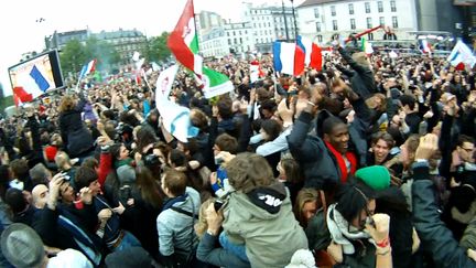 20h, Place de la Bastille, François Hollande apparaît sur l'écran géant. (HP)