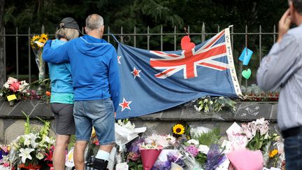 Des Néozélandais rendant&nbsp;hommage aux victimes des attaques de mosquées à Christchurch, le 17 mars 2019. (SANKA VIDANAGAMA / NURPHOTO / AFP)