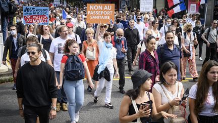 Des manifestants contre l'extension du pass sanitaire, à Paris, le 31 juillet 2021.&nbsp; (JACOPO LANDI / HANS LUCAS)