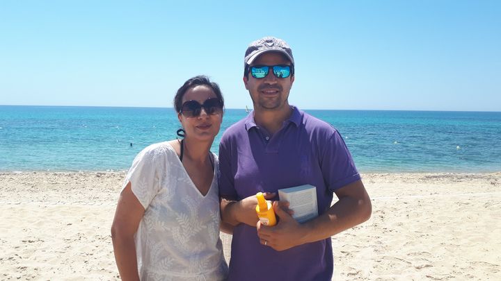 Nasser et Ouafa, deux Parisiens en vacances sur la plage de l'hôtel La Badira, à Hammamet (Tunisie). (BENJAMIN ILLY / RADIOFRANCE)